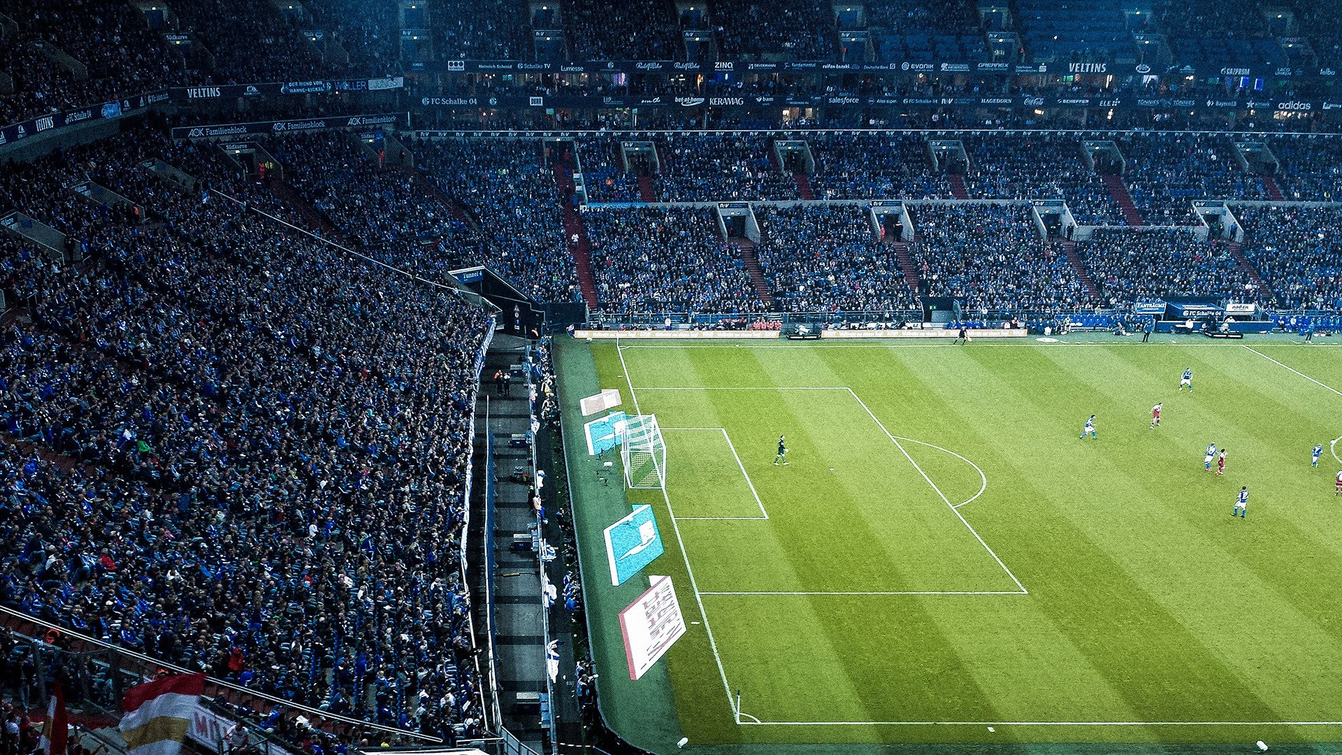 总决赛最新形势：洛杉矶湖人高居榜首，曼联强势追赶，冠军归属成迷